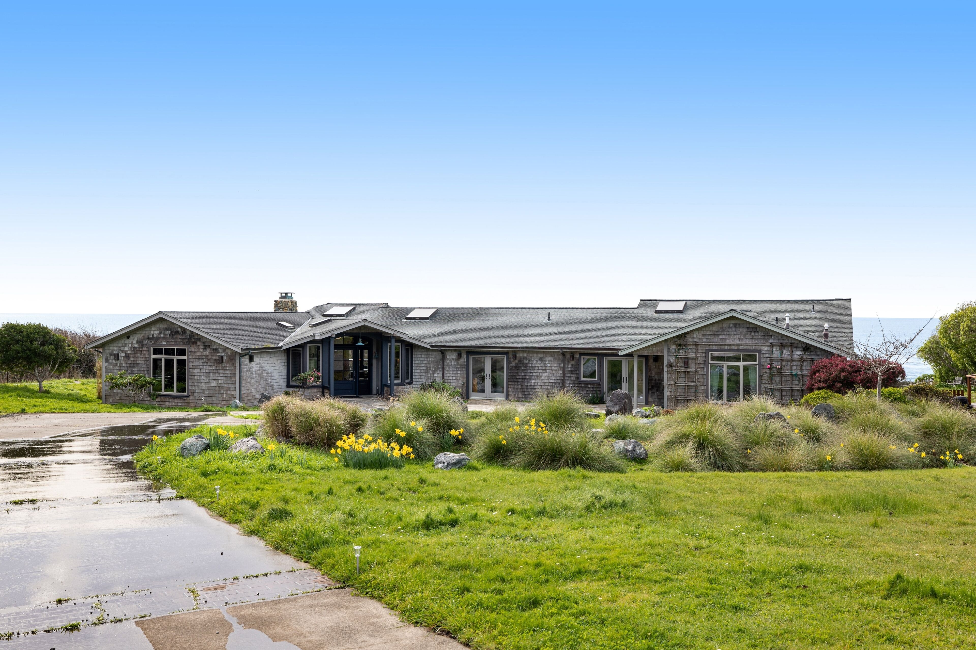Remodeled oceanfront estate with ocean views, fireplace, kitchen & kitchenette