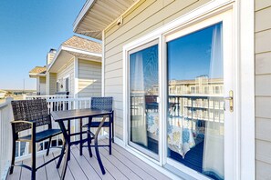 Outdoor dining - Third-floor bay-view condo with pool, balcony, & AC  - two blocks to beach (Ocean City)