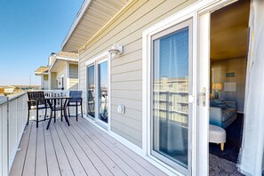 Outdoor dining - Third-floor bay-view condo with pool, balcony, & AC  - two blocks to beach (Ocean City)