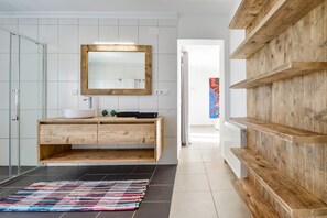 Shower, towels