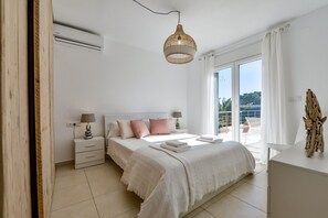 4 bedrooms, iron/ironing board, free WiFi, bed sheets