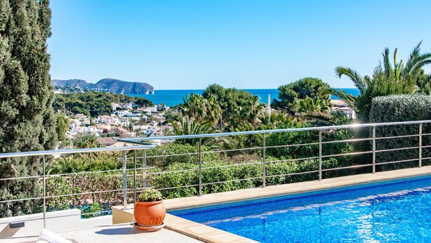A swimming pool with a view of a coastal town and mountains. - Villa for rent in Benissa, AZUR. (Benissa)