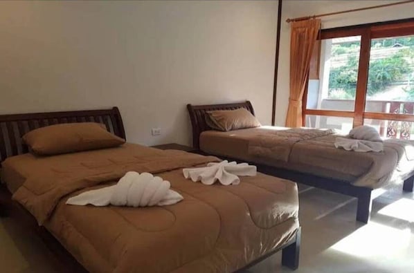 Deluxe Twin Room, Non Smoking | Desk, bed sheets