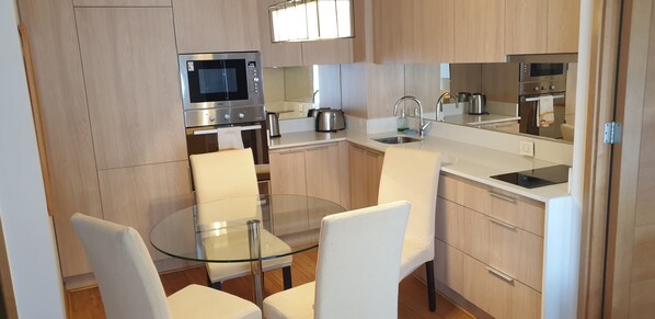 Private kitchen - Cozy 1-bedroom apartment in beautiful Las Condes with WiFi (Las Condes)