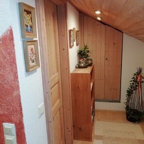 Interior - Ferienwohnung Erika, 1-2 Personen, 65qm, 1 Schlafzimmer, 2 x WC, Wlan (Marquartstein)