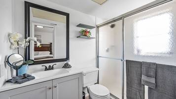 Dusche, Haartrockner, Handtücher, Toilettenpapier