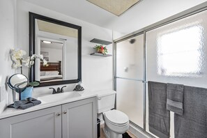 Regadera, secadora de cabello, toallas, papel de baño