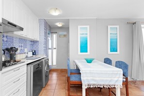 Apartment (2 Bedrooms) | Eigene Küche | Großer Kühlschrank, Mikrowelle, Ofen, Herdplatte