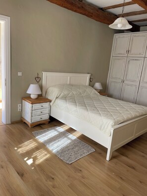 2 makuuhuonetta, silitysrauta/-lauta, ilmainen Wi-Fi, vuodevaatteet