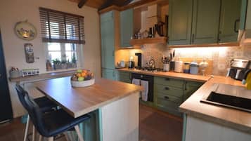 Een koelkast, een magnetron, een oven, een kookplaat