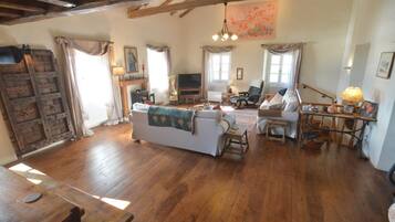 Smart TV, DVD player, books