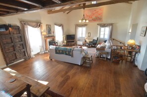 TV connectée, lecteur de DVD, livres