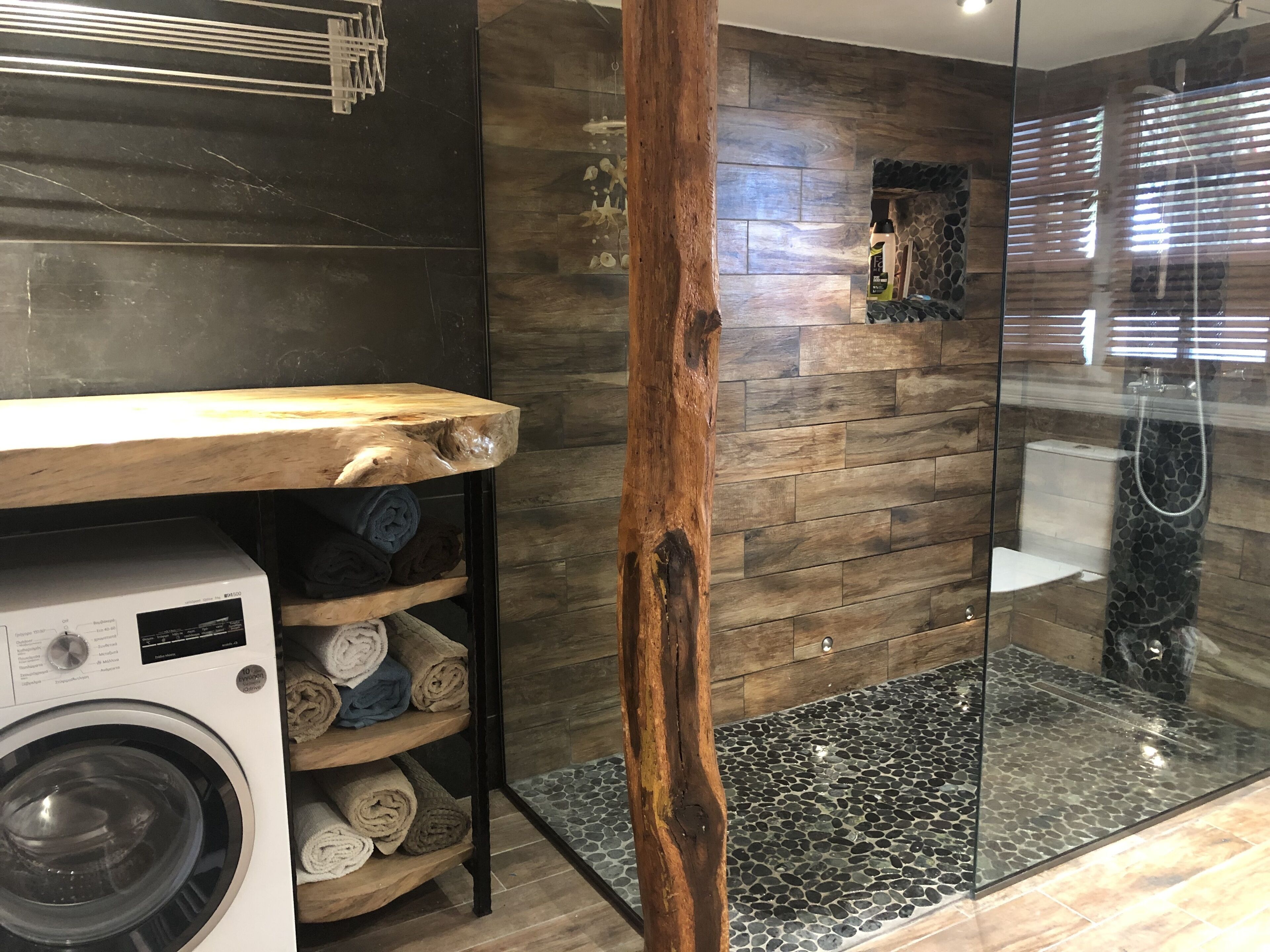 Een douche, een haardroger, handdoeken, zeep