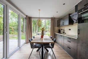 Kjøleskap, mikrobølgeovn, kokeplater og oppvaskmaskin