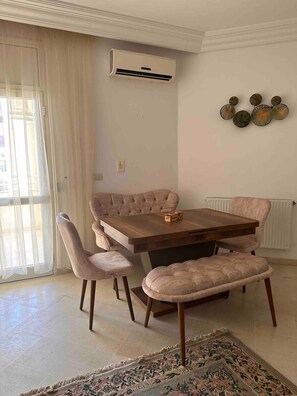 Dining - Cozy 2-bedroom apartment in a lively neighbourhood- Tunis (La Soukra)