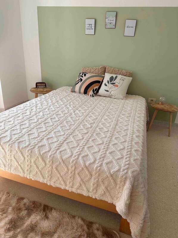 2 bedrooms, iron/ironing board, WiFi, bed sheets