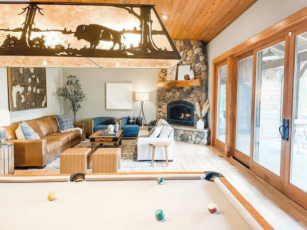 Televisión, chimenea, videojuegos y oficina 