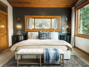 4 bedrooms, desk, iron/ironing board, travel crib - Luxury Ashland Mountain Escape: Pool, Hot Tub (Ashland)