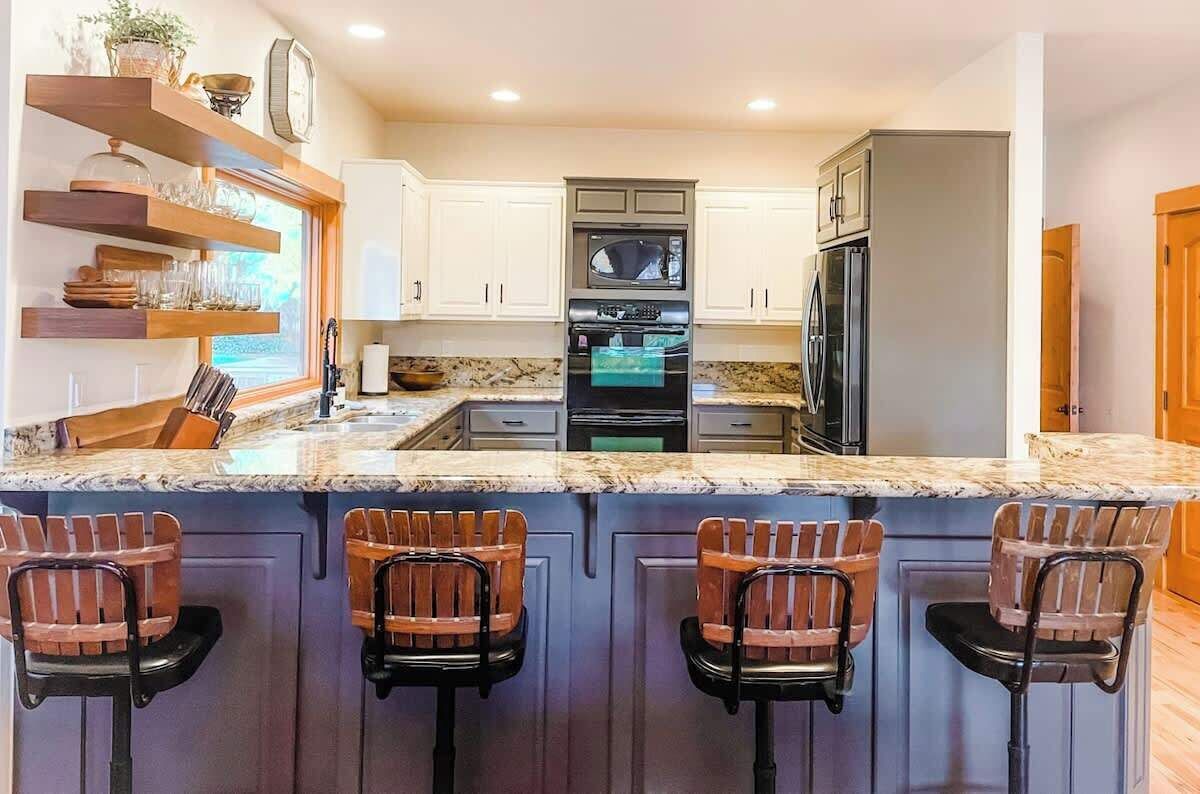 Een koelkast, een magnetron, een kookplaat, een vaatwasser