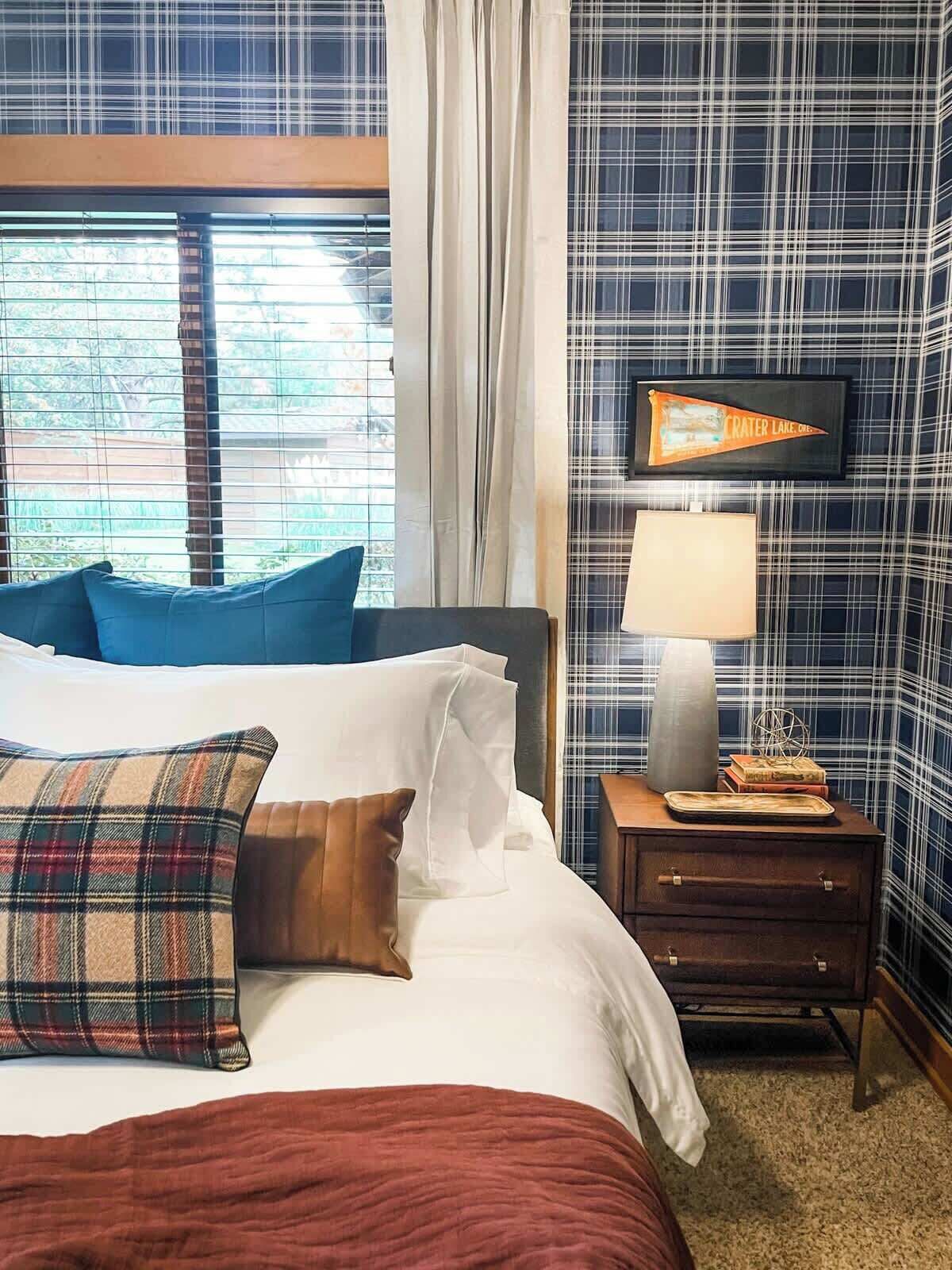 4 slaapkamers, een bureau, een strijkplank/strijkijzer, reisbedje