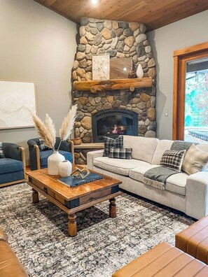 TV, fireplace, video games, offices - Luxury Ashland Mountain Escape: Pool, Hot Tub (Ashland)