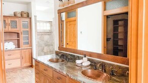 Douche, sèche-cheveux, serviettes fournies