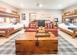 4 chambres, bureau, fer et planche à repasser, lit parapluie