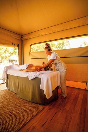 Masajes con piedras calientes y masajes de tejido profundo 
