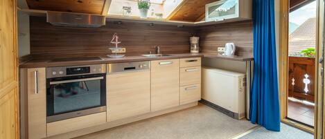 Fridge, oven, stovetop, dishwasher