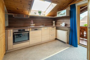 Kjøleskap, ovn, kokeplater og oppvaskmaskin