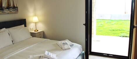 1 makuuhuone, tallelokero huoneessa, työpöytä, silitysrauta/-lauta