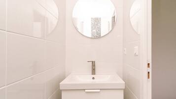 SĂšche-cheveux, serviettes fournies, savon, shampoing