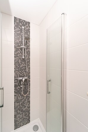 Haartrockner, Handtücher, Seife, Shampoo