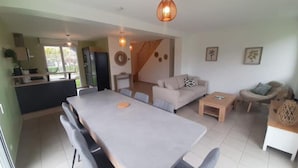 Een moderne woonruimte met een eethoek, een zithoek en een keuken.
