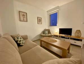 Smart-TV, Videospiele, DVD-Player, Tischfußball