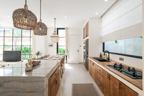 Villa | Eigene Küche | Kühlschrank, Mikrowelle, Herdplatte, Wasserkocher mit Kaffee-/Teezubehör