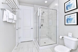 Shower, hair dryer, towels, soap - Homey Condo with Pool Table near Disney & Waterpark Access - B8-234 (Kissimmee)