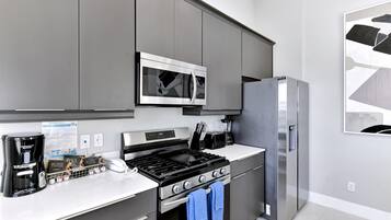 Fridge, oven, stovetop, dishwasher