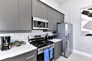 Fridge, oven, stovetop, dishwasher