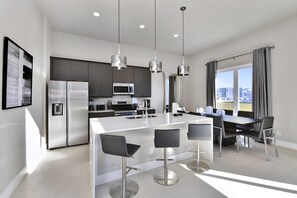 Fridge, oven, stovetop, dishwasher