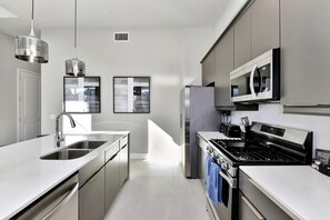 Fridge, oven, stovetop, dishwasher