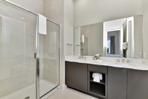 Douche, séchoir à cheveux, serviettes fournies, savon