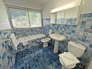Suihku, ilmaiset hygieniatuotteet, hiustenkuivaaja, bidee
