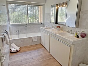 シャワー、ヘアドライヤー、ビデ、タオル