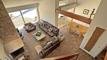 Televisie, een open haard, een dvd-speler en boeken