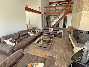 Smart TV, chimenea, reproductor de DVD y libros
