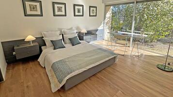 4 slaapkamers, een bureau, geluiddichte muren