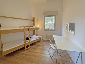 4 bedrooms, desk, soundproofing, iron/ironing board
