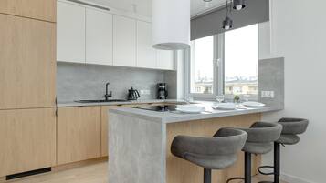 Microwave, oven, dishwasher, coffee/tea maker