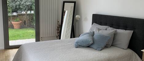 1 dormitorio, tabla de planchar con plancha, wifi y ropa de cama
